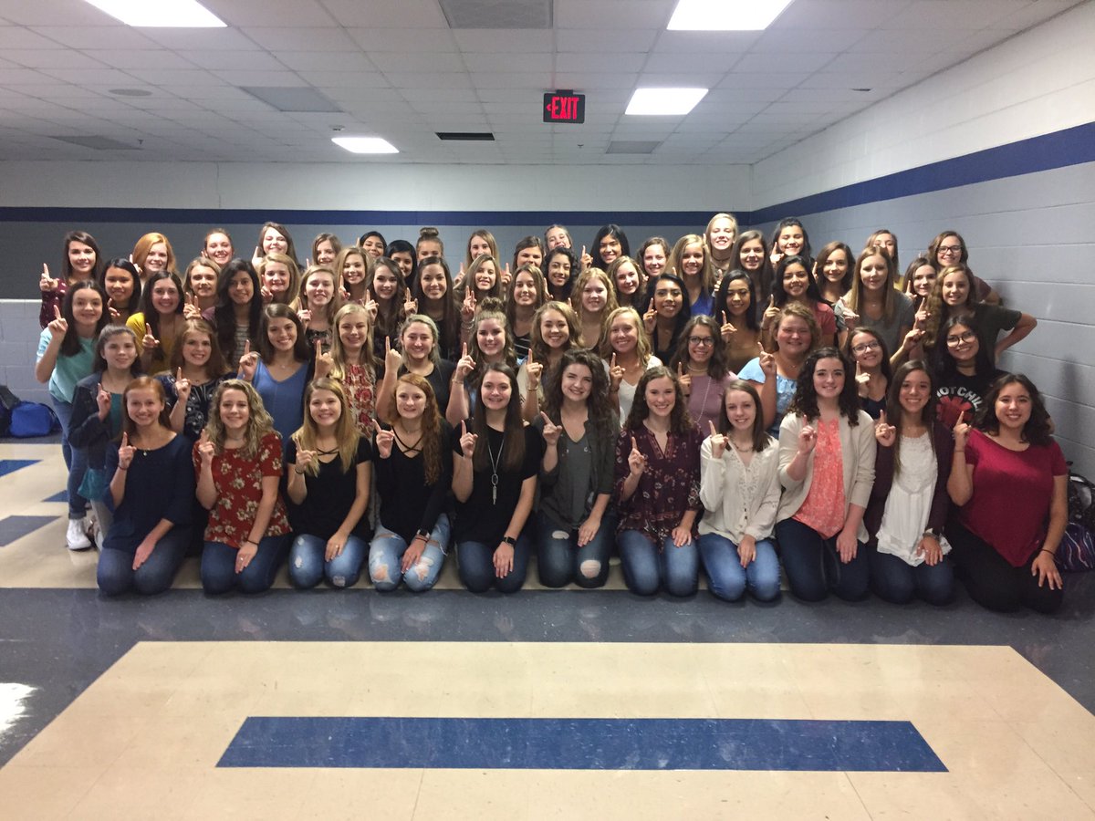 WHSBlueBelles's tweet photo. #firstdayroo https://t.co/xdxbuwm6yJ