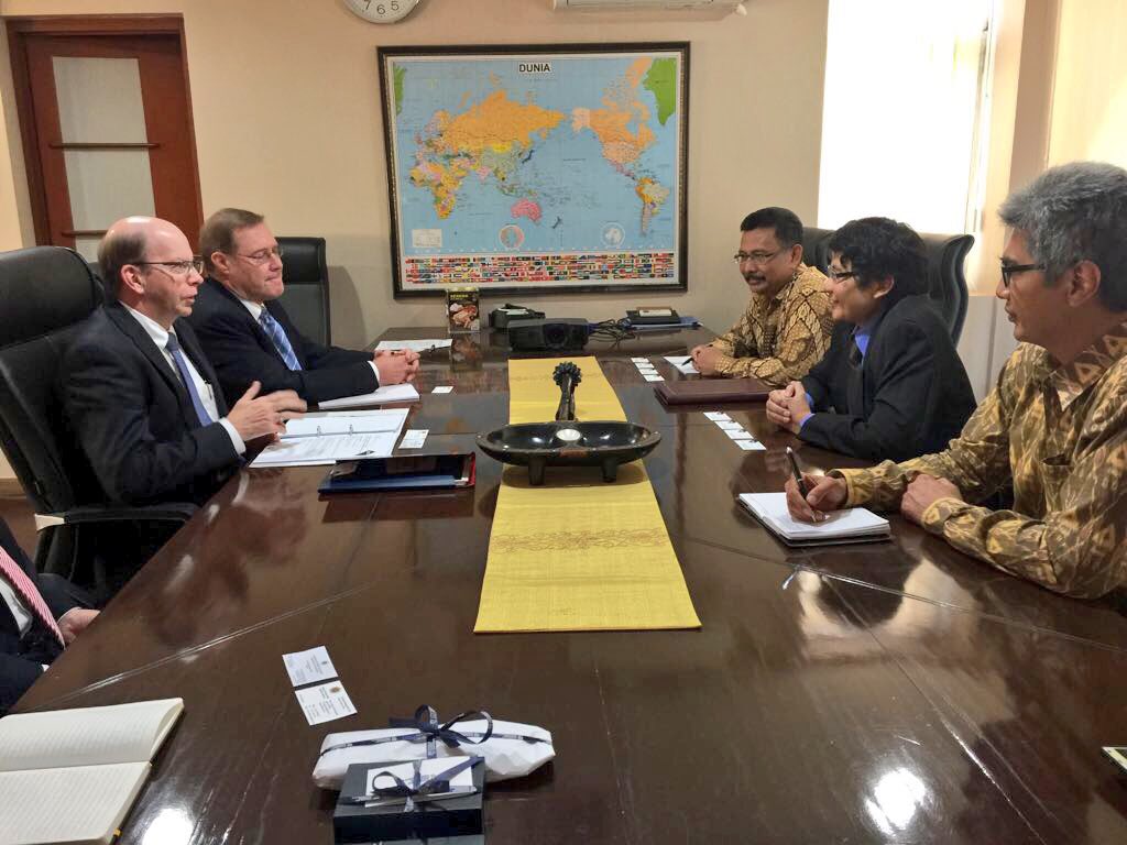 INAinDarwin's tweet photo. Dr Siswo Policy Analyses & Development Agency #BPPK & @CDUni_VC reviews partnership since 2015 w/ @CDUlawschool https://t.co/6BDwlgjsPb