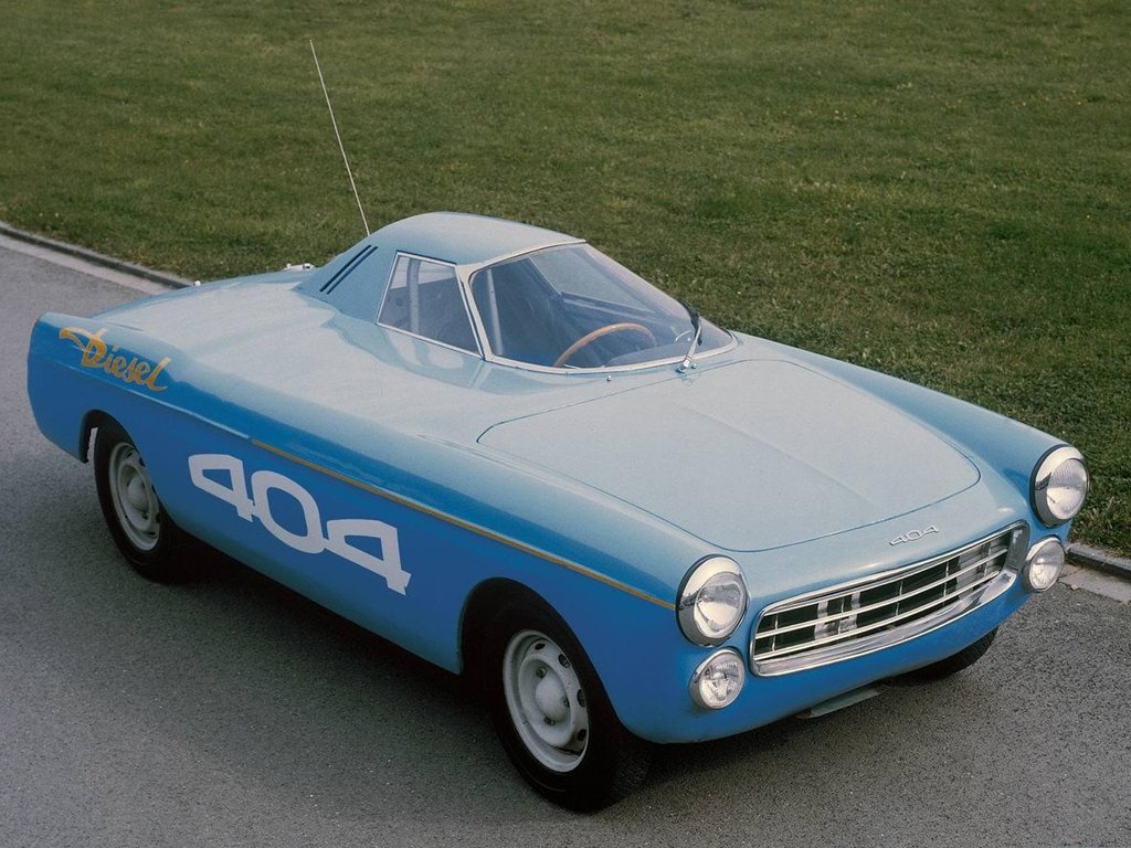 PeugeotCL's tweet photo. Lo puedes odiar o lo puedes amar, pero el #RetroConcept 404 de 1965 no pasa desapercibido. https://t.co/g8ZAG54Y3e
