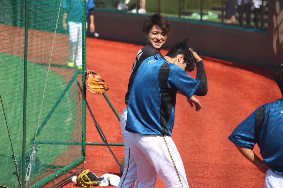0856Ka's tweet photo. 8月27日
コボパーク宮城
大谷翔平
上沢直之

ビジョンに映るうわっちの顔(巨大)を指して笑ってた模様(笑)
二回も指さして二回も叩かれてました、クソガキ感やばい😂
最後は2人で爆笑って、かわいいね(笑) https://t.co/GT1jrSmMUt