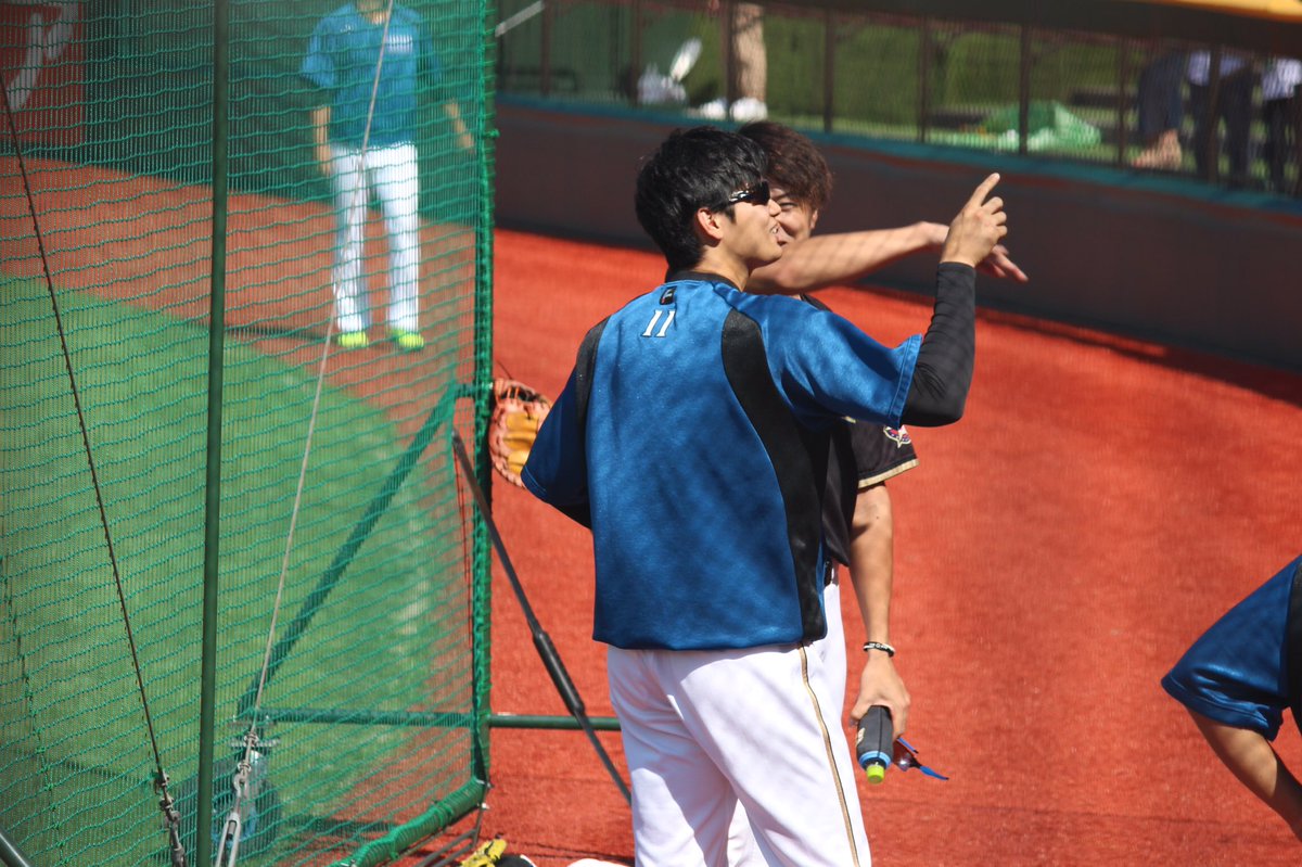 0856Ka's tweet photo. 8月27日
コボパーク宮城
大谷翔平
上沢直之

ビジョンに映るうわっちの顔(巨大)を指して笑ってた模様(笑)
二回も指さして二回も叩かれてました、クソガキ感やばい😂
最後は2人で爆笑って、かわいいね(笑) https://t.co/GT1jrSmMUt