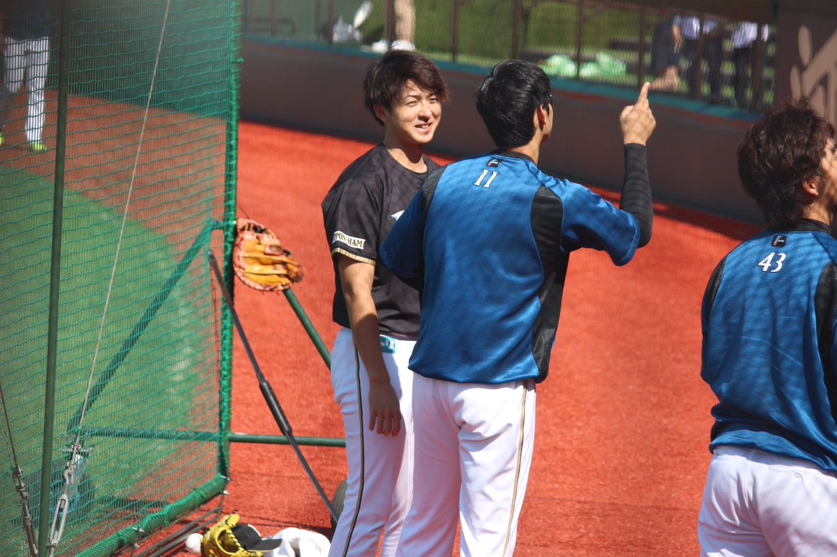 0856Ka's tweet photo. 8月27日
コボパーク宮城
大谷翔平
上沢直之

ビジョンに映るうわっちの顔(巨大)を指して笑ってた模様(笑)
二回も指さして二回も叩かれてました、クソガキ感やばい😂
最後は2人で爆笑って、かわいいね(笑) https://t.co/GT1jrSmMUt