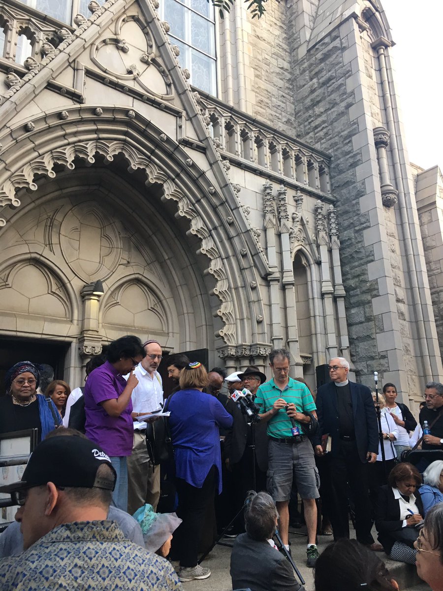 ImmigCoalition's tweet photo. Starting soon an #interfaith vigil for Amanda and her family. #StandWithAmanda #SancturyHood https://t.co/o844d75l8M