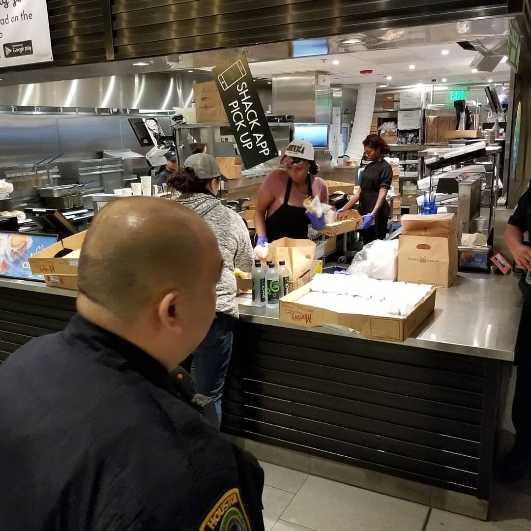 houstonpolice's tweet photo. Shoutout to @shakeshack for feeding our Midwest Patrol officers today as they work long hours under incredible conditions #HoustonStrong https://t.co/N8kHNy7D4O
