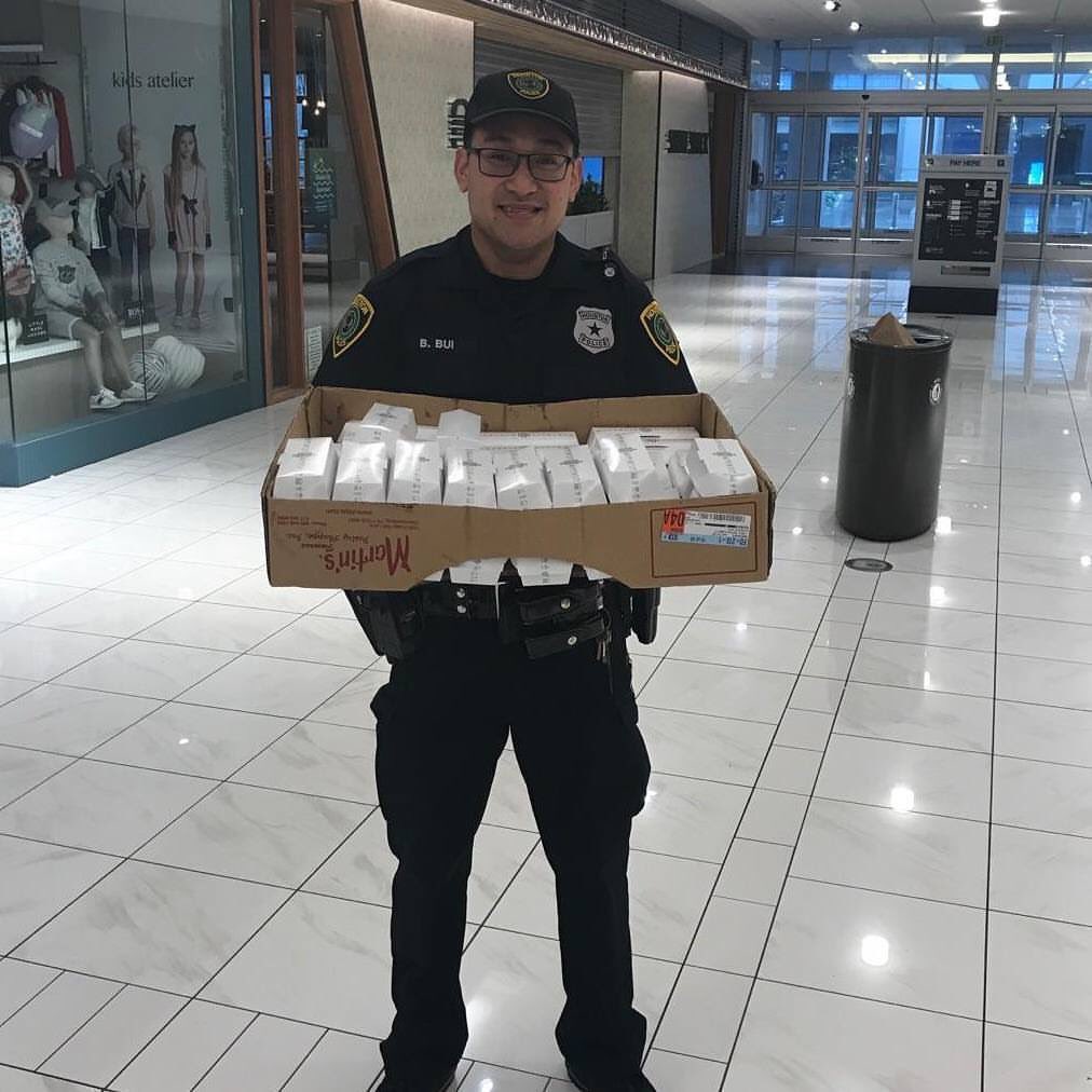 houstonpolice's tweet photo. Shoutout to @shakeshack for feeding our Midwest Patrol officers today as they work long hours under incredible conditions #HoustonStrong https://t.co/N8kHNy7D4O