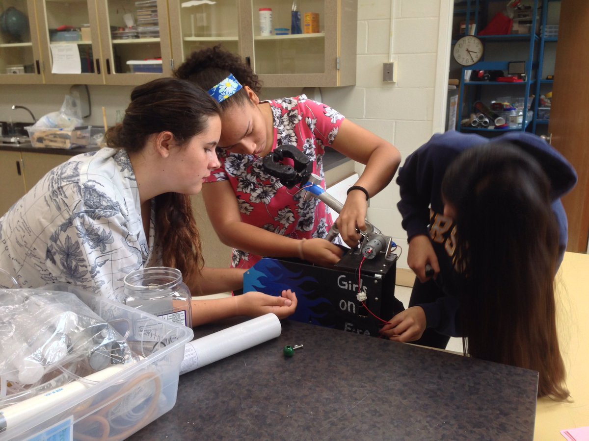 suaarrowbotics's tweet photo. Our STEM Arrows are working hard to build a new robot!! 🏹🤖💙 https://t.co/X6elU4e1YU