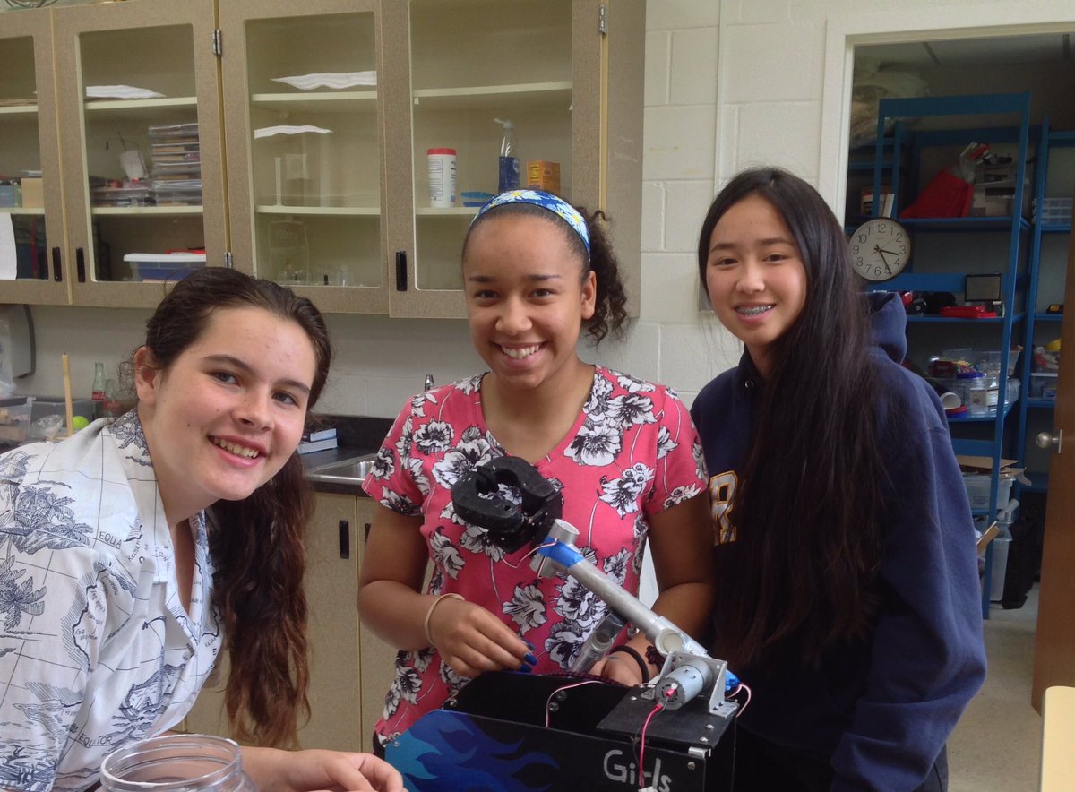 suaarrowbotics's tweet photo. Our STEM Arrows are working hard to build a new robot!! 🏹🤖💙 https://t.co/X6elU4e1YU