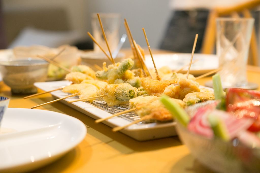 ExPlusJapan's tweet photo. Now we're cooking on YouTube with #KemushiChan!  

Watch Loretta &amp; Joe try a NO-ENGLISH lunch challenge in Kamakura
https://t.co/KMq6L4cE8P https://t.co/er7p20TF2R