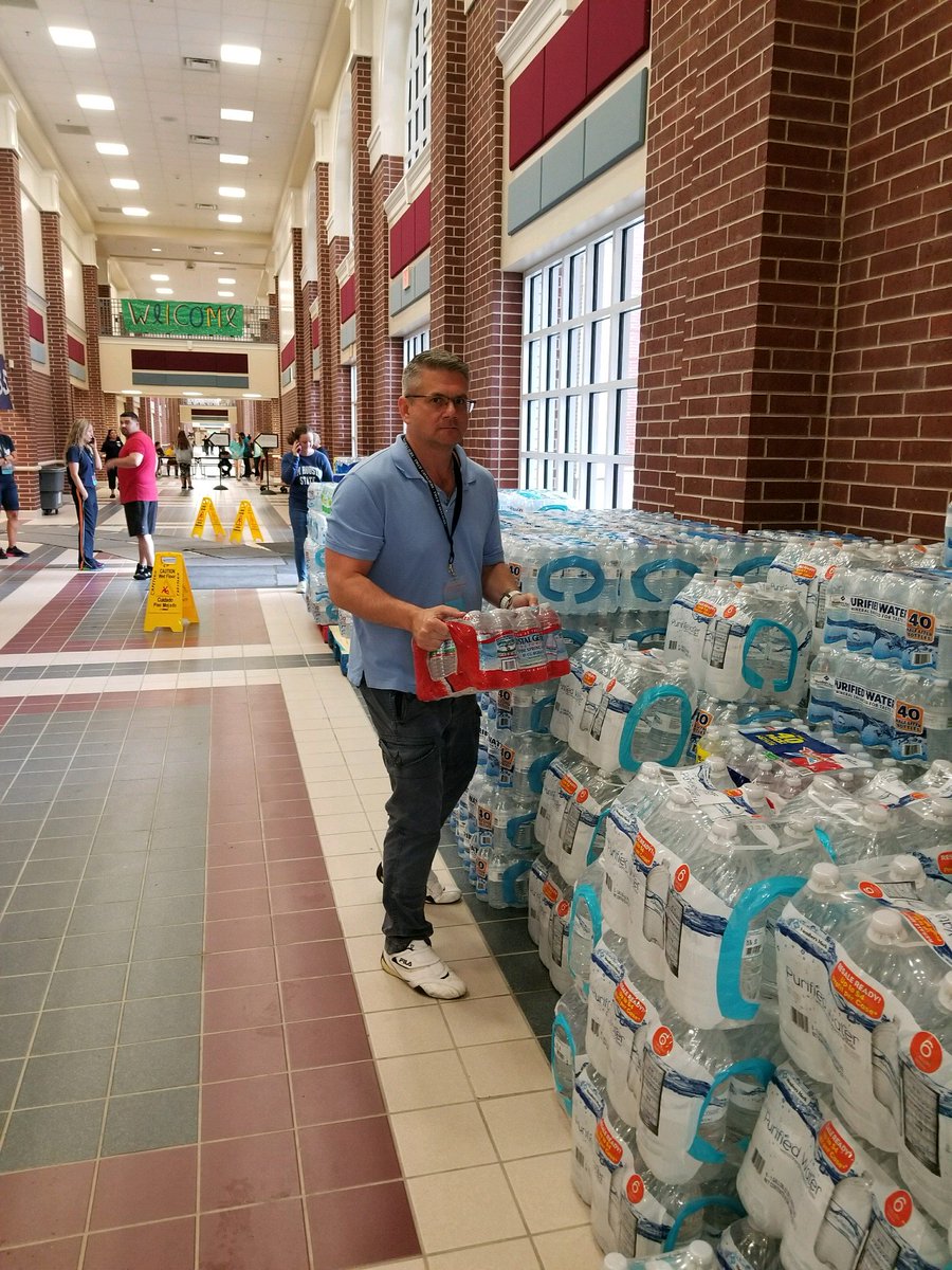 SigmaChi's tweet photo. In the midst of Hurricane Harvey, Sigs volunteer their time to help those in need:  https://t.co/WnAUArYZME https://t.co/TAwhpGypfK