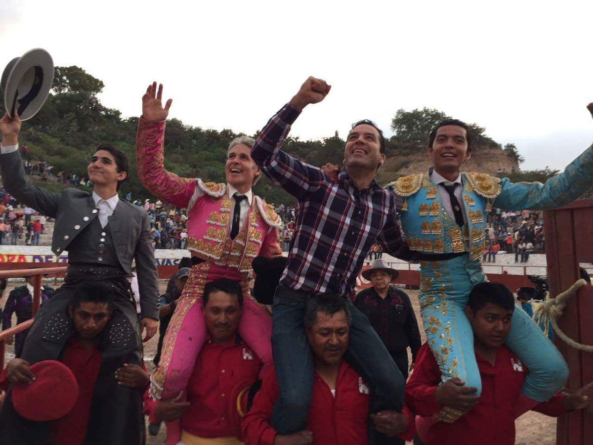 Ayer tarde cumbre de <a href="/JulianHamdanC/">Julián Hamdan</a> en Chicavazco HGO donde <a href="/FedericoPizarro/">Federico Pizarro</a> cortó 2orejas y rabo e <a href="/israeltellezcru/">israel tellez</a> 4orejas y 2 rabos