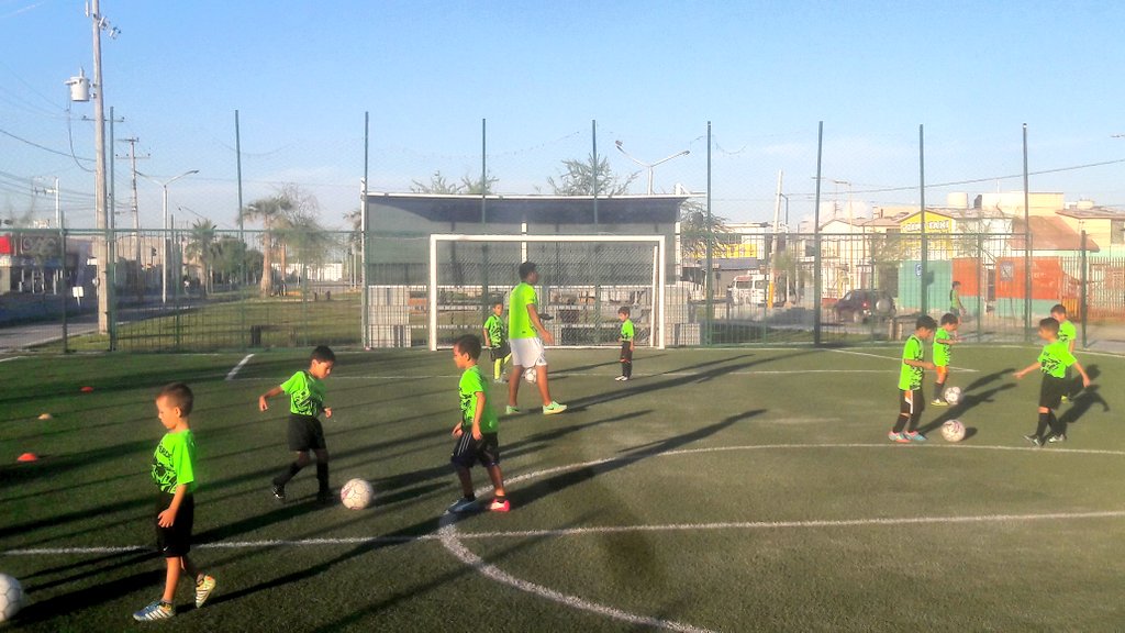 LineaVerdeTrc's tweet photo. Niños o jóvenes, todos deben venir a la escuelita de fútbol de #LíneaVerde te esperamos de lunes a viernes a partir de las 5pm https://t.co/BbOcvsrHOl