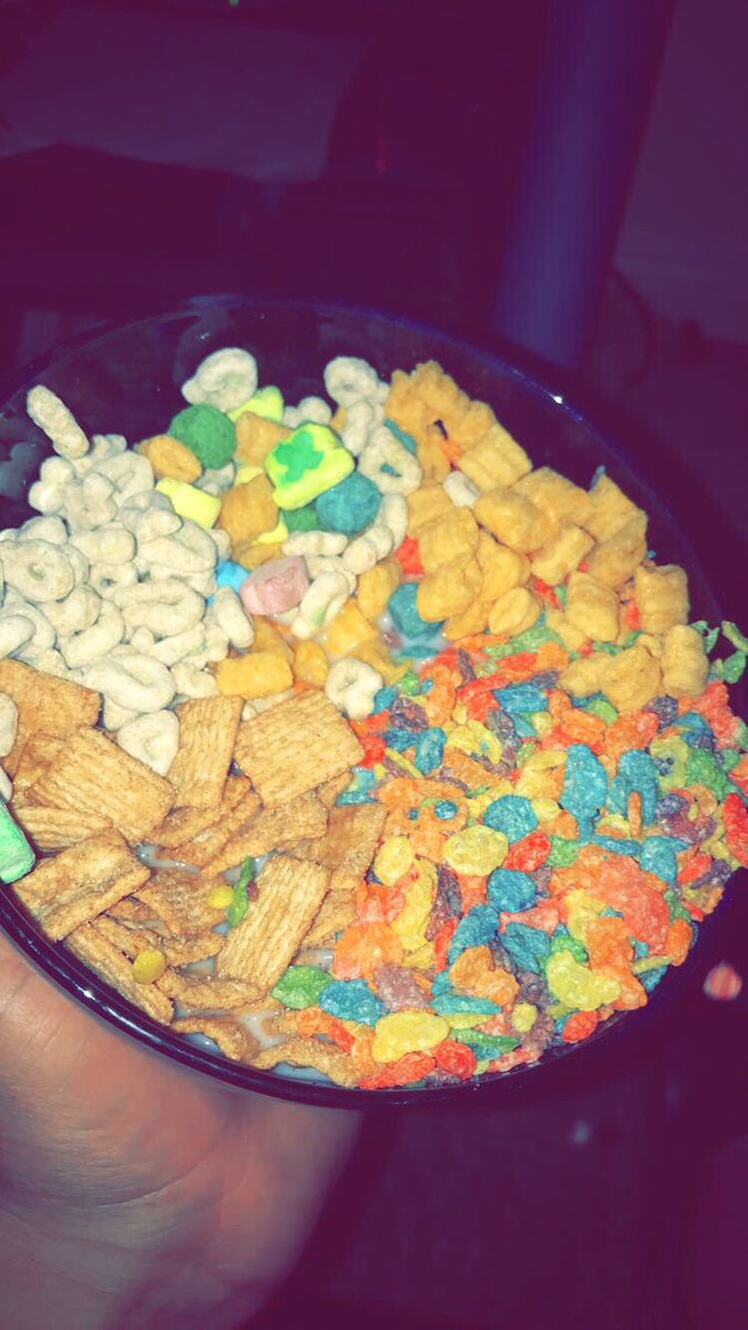 kordeeell_'s tweet photo. When I got the munchies >>> 😩 https://t.co/dLW3Nczg55