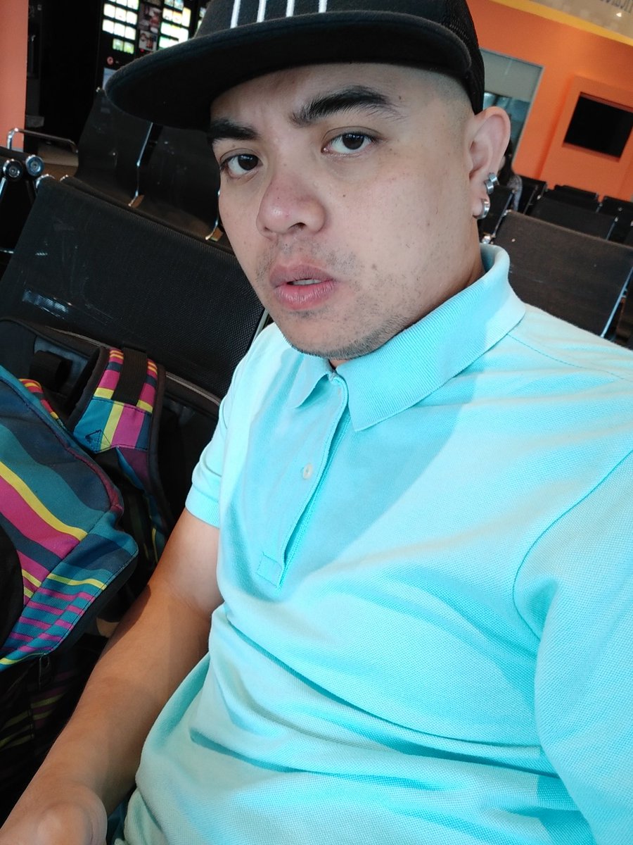 jhechoi's tweet photo. staring at you this way...
#tuesdayfeels
#wednesdayreheasal
#thursdayperformance@kpub
#fridayrehearsalagain
#satperformance
#finaleweek https://t.co/KcBeYNttO4
