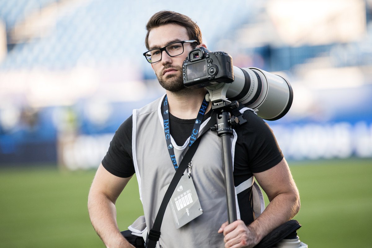 CimonParent's tweet photo. Mon collègue @madon8to qui pose avec sa maîtresse! On s'attache à ces petites bêtes là nous les #photographes @canon @imfc #photographer https://t.co/p57CqdoVtE