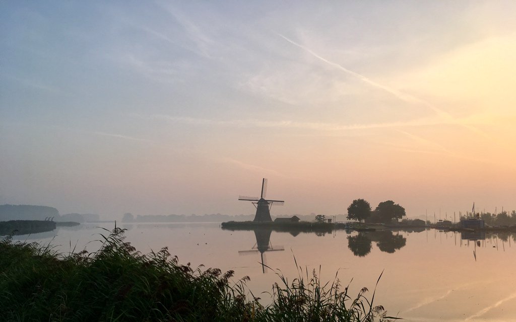 StolkBrother's tweet photo. Extra zonnige dag vandaag! #zonop #rotte #lansingerland #reflectie ( @MeteoGroupWeer @Weerplaza @GerritHiemstra ) https://t.co/fZUTkwYltt