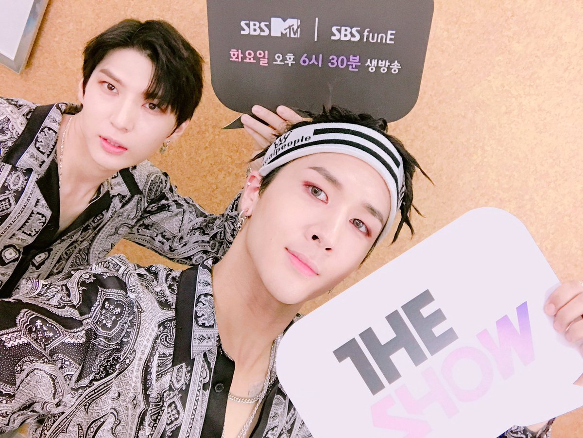 theshow_offcl's tweet photo. 우리 #빅스LR 오빠야들 살짝 움직이기만 해도 화보가 따로 없으시다💕 존재가 화보인 두 사람의 #Whisper 컴백무대를 #더쇼 에서 최초로 만날 수 있어서 기쁨이 두 배... 행복이 세 배...😍 #더쇼 #THESHOW https://t.co/eLBfreBvYS