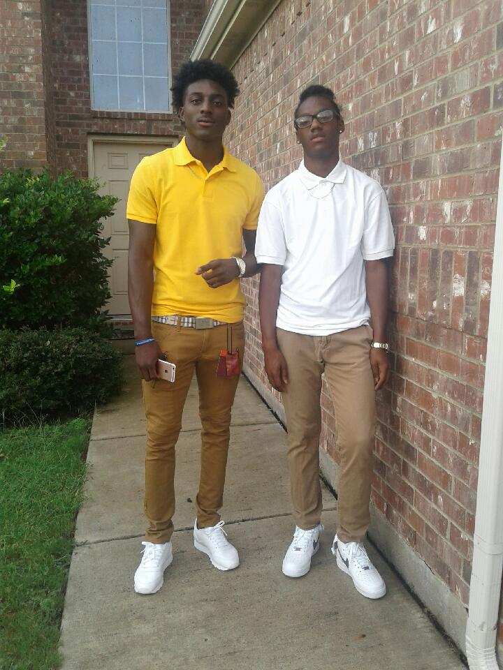 DGray_5's tweet photo. Me and Lil bro he next!!! #DIBound #Freshman #CatchEverything https://t.co/auXVh6C290