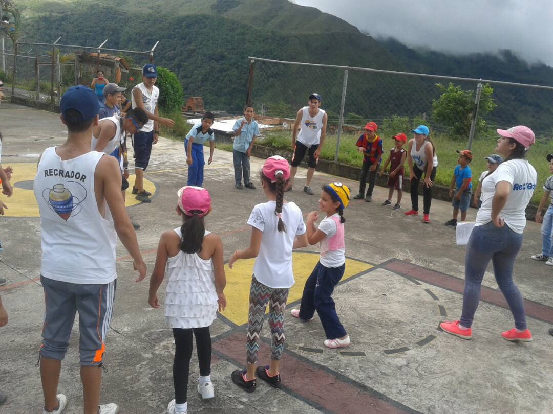 Promoviendo la paz en el entorno educativo..!!! #EscuelasAbiertasSembrandoFuturo <a href="/JauaMiranda/">Elías Jaua</a> <a href="/charlychaves/">Charly Rojas Chaves</a> <a href="/RosangelaOrozco/">Rosangela Orozco</a> <a href="/divceup/">Comunidades ZET</a>