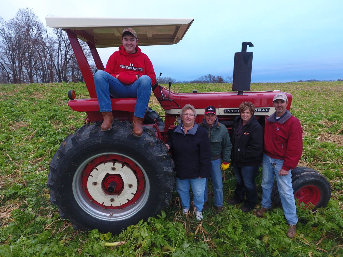 JackMcC62241's tweet photo. Family Farm Photo with the IH 826. #FSBigPic https://t.co/jufYc1b6UR