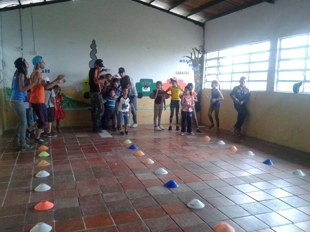 Dándole a los niños la mayor suma de felicidad posible durante sus vacaciones.!! #EscuelasAbiertasSembrandoFuturo <a href="/charlychaves/">Charly Rojas Chaves</a> <a href="/JauaMiranda/">Elías Jaua</a>