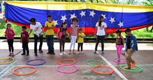 Los niños y niñas de las comunidades disfrutan de actividades recreativas totalmente gratis.!! #EscuelasAbiertasSembrandoFuturo <a href="/JauaMiranda/">Elías Jaua</a>