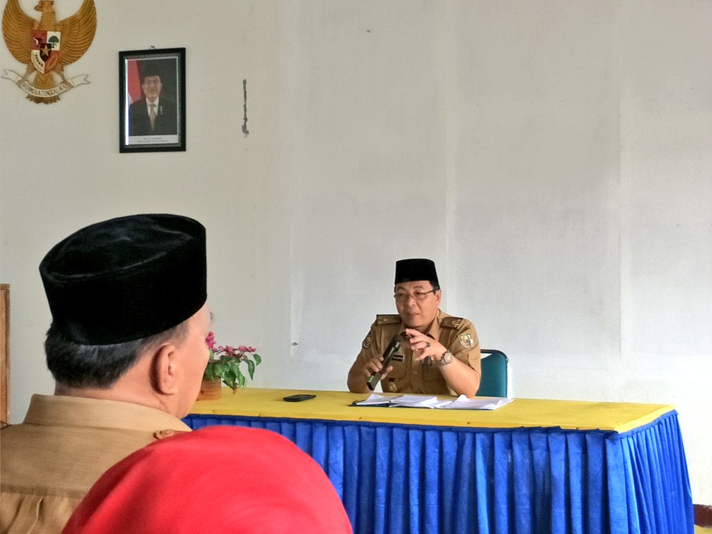 perpusBKL's tweet photo. Rapat staff bersama Kepala Dinas Perpustakaan &amp; Kearsipan Provinsi Bengkulu. Membahas hasil rapat dengan Plt. Gubernur Bengkulu https://t.co/xaps9DEFf6