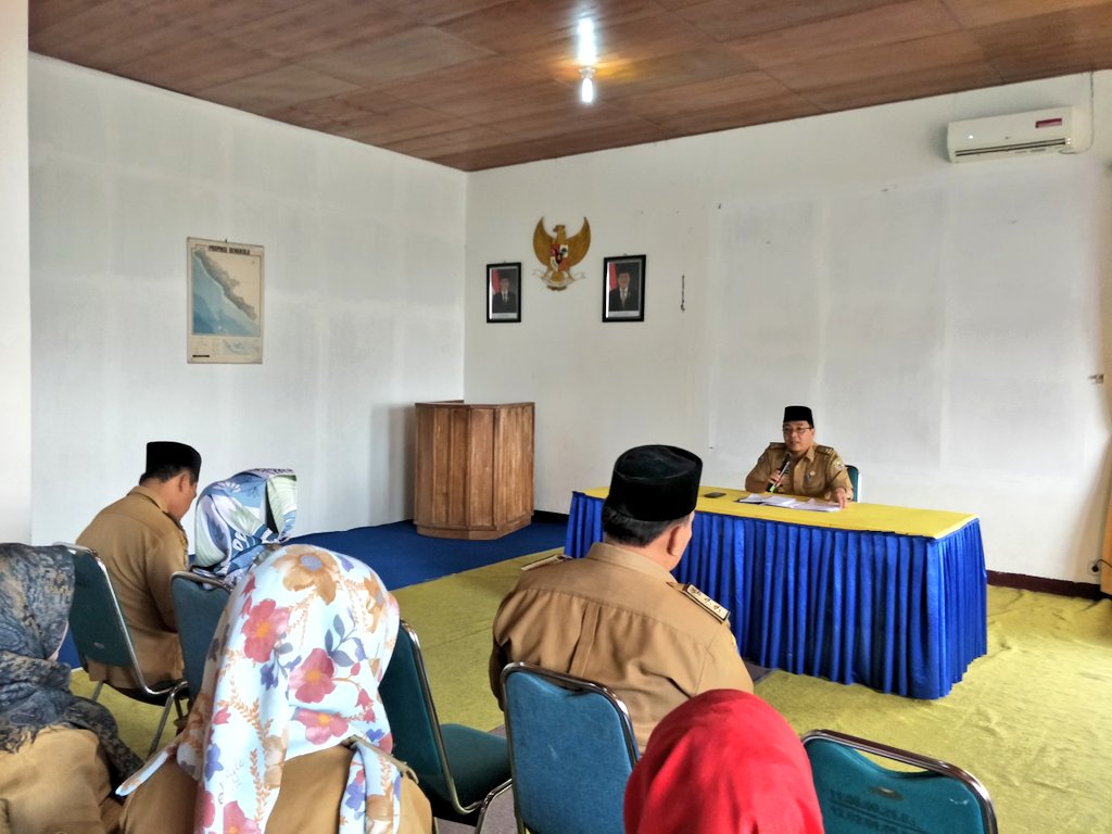 perpusBKL's tweet photo. Rapat staff bersama Kepala Dinas Perpustakaan &amp; Kearsipan Provinsi Bengkulu. Membahas hasil rapat dengan Plt. Gubernur Bengkulu https://t.co/xaps9DEFf6
