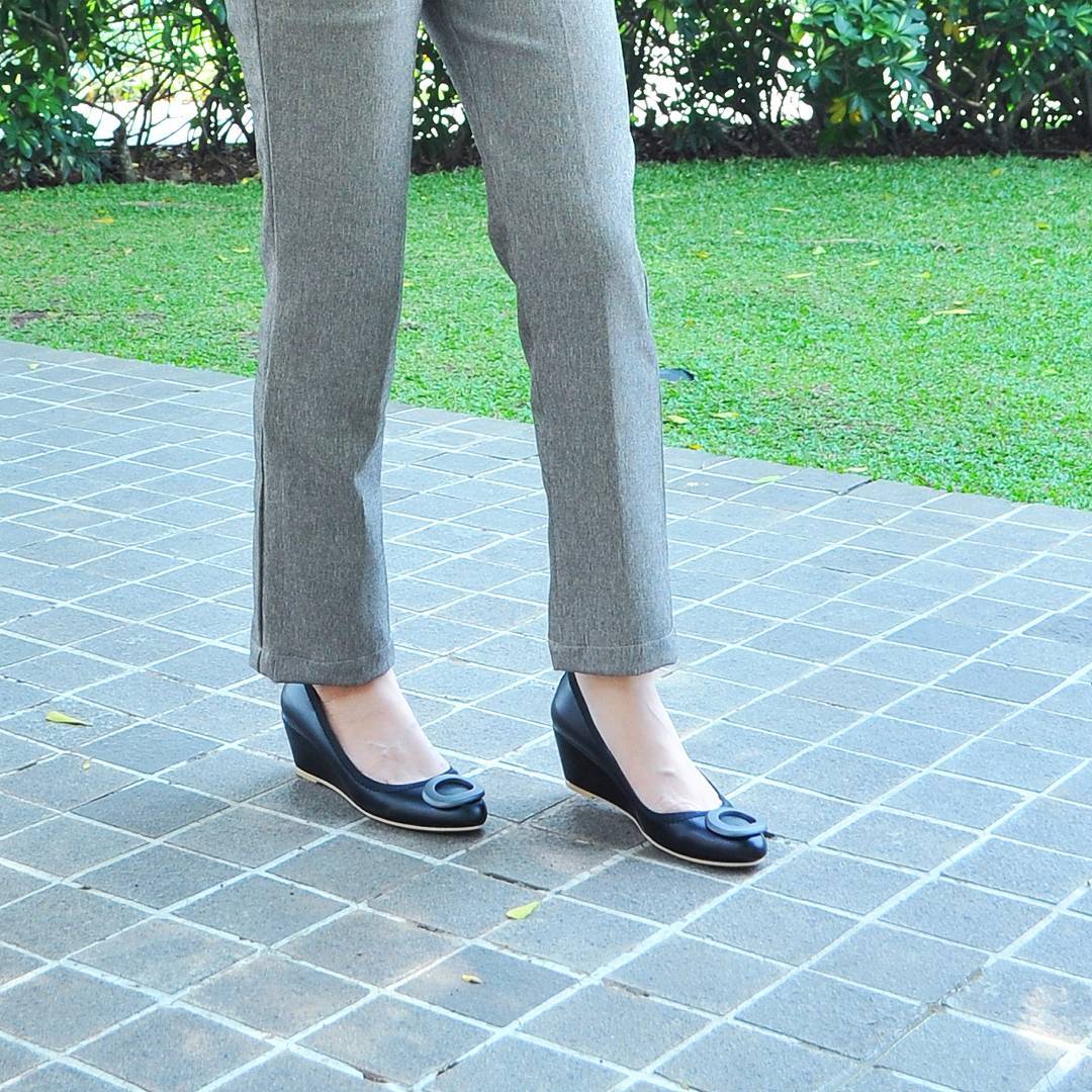 AMANTESHOES's tweet photo. Formal look on point 😍 Happy working #amanteshoes #amantestore (tree wedges) https://t.co/nL2meqYxdM