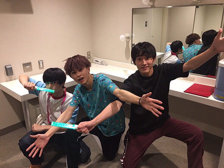 takuya4_nry's tweet photo. おはようごさまいます、まさきと会ったりして浮上しよーとか思ってたのに全く浮上してませんでした（笑）ってことで少し遅めのおはようツイート、朝からミサイルがどうとかで大荒れの朝だったけど結局生きてたからもう許しちゃうって感じで今日も１日眠りかけながら頑張ろっと https://t.co/2CRIWIHkxr