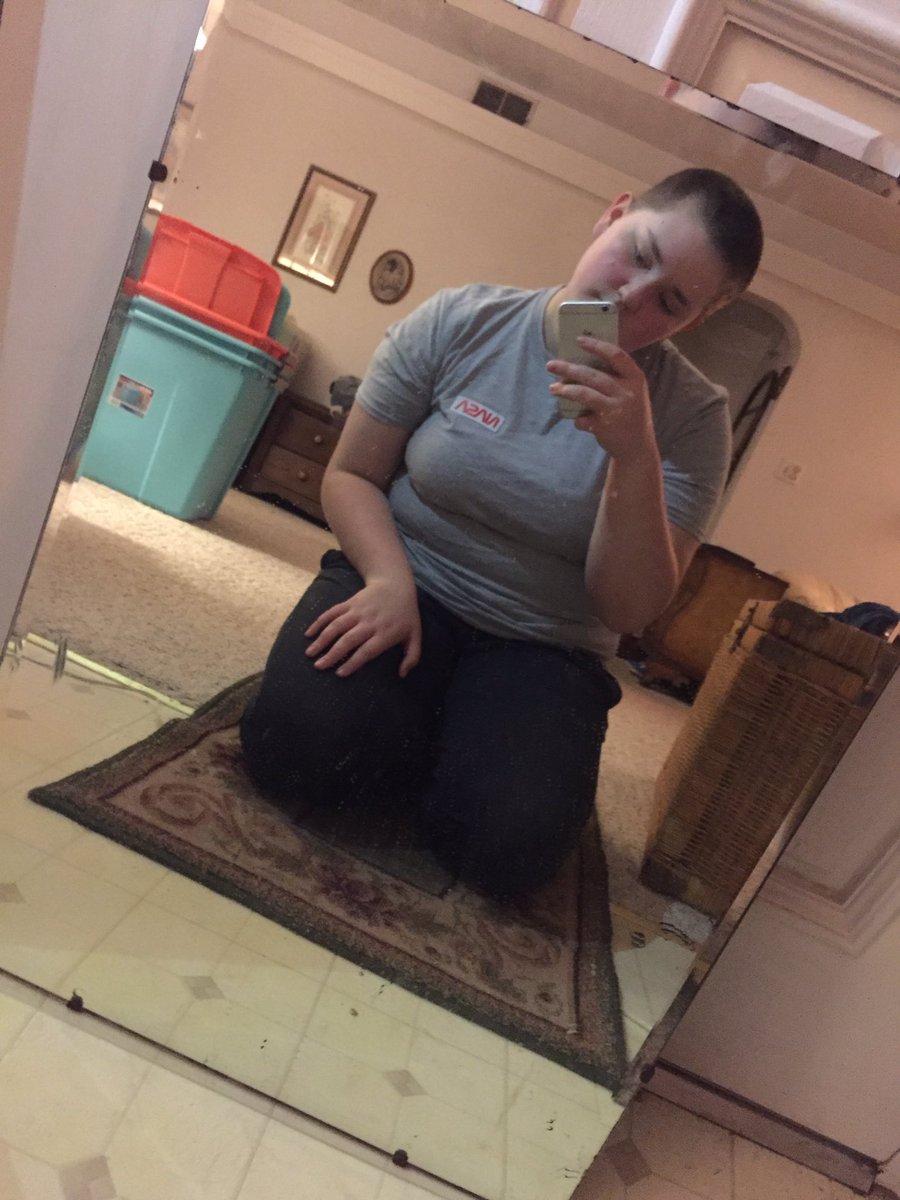kate_elizaaa's tweet photo. I'm so uncomfortable https://t.co/PzhQTgT2UF
