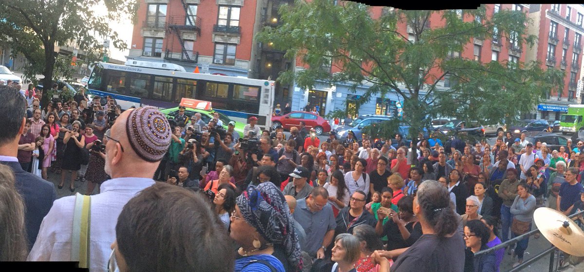 MarkLevineNYC's tweet photo. NYers of all faiths came out tonight to support young mom &amp; kids living in Wash Hghts church to avoid deportation. #SoProud #StandWithAmanda https://t.co/kphg450zg5