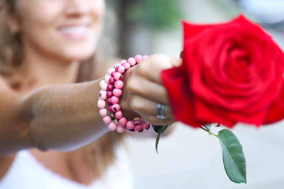 WhitneyHowardDs's tweet photo. 🌹 Acai Seeds of Life, in shades of pinks 🌹 #whitneyhowarddesigns #accessorizinglifesjourney #beauty #roses #flowers https://t.co/isPjMD1xpV