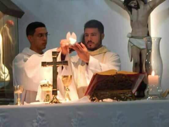 Tener pensamientos lujuriosos con este ejemplar sacerdote, PECADO.