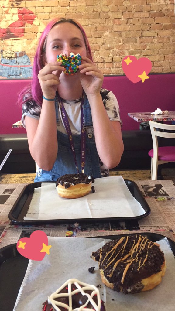 simone_priebs's tweet photo. HBD @tbrad98 !! Hope u had a donut today!🎈🍩 #19 #yourold https://t.co/jiKOLjxOfK