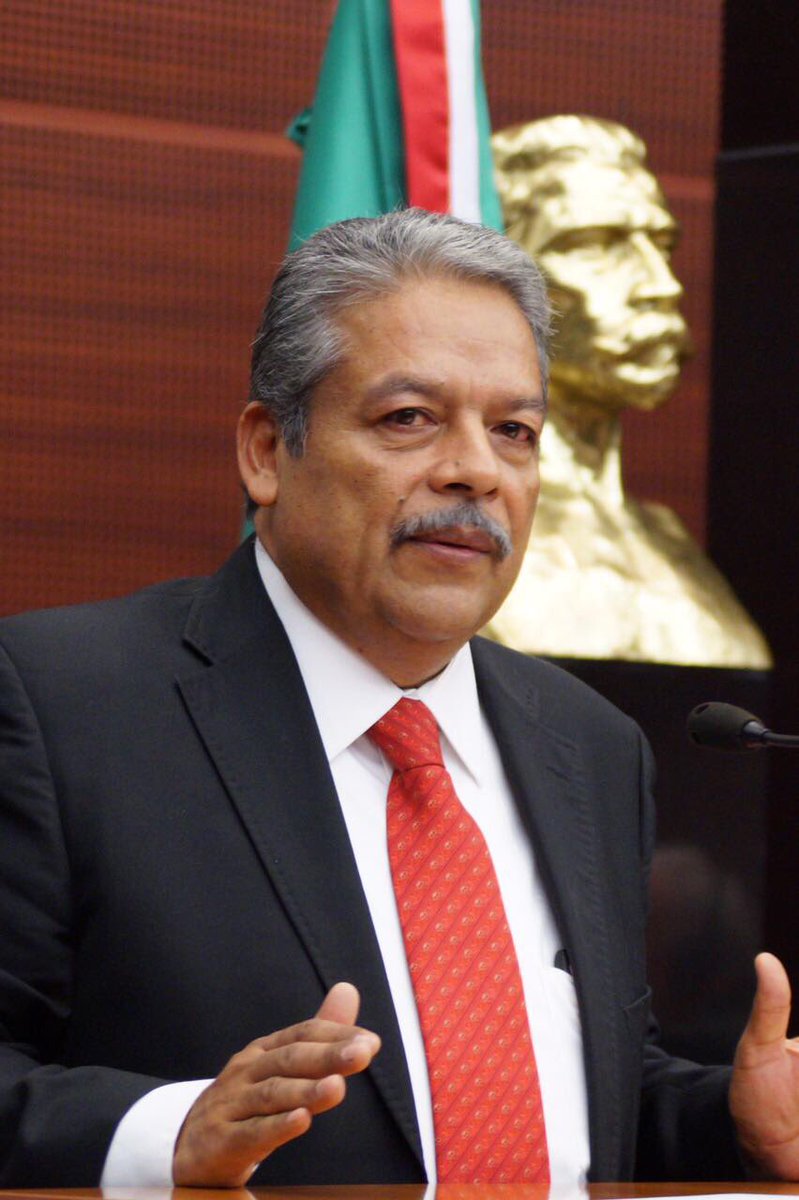 "Voy con las riendas tensas
y refrenando el vuelo
porque no importa llegar solo ni
pronto,
sino llegar con todos y a tiempo"
 _León Felipe_