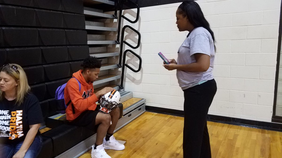 Coach_JWTucker's tweet photo. More pics! #DecalNight #HaltomFamily #HaltomFootball https://t.co/CXtpCQ6Dfa