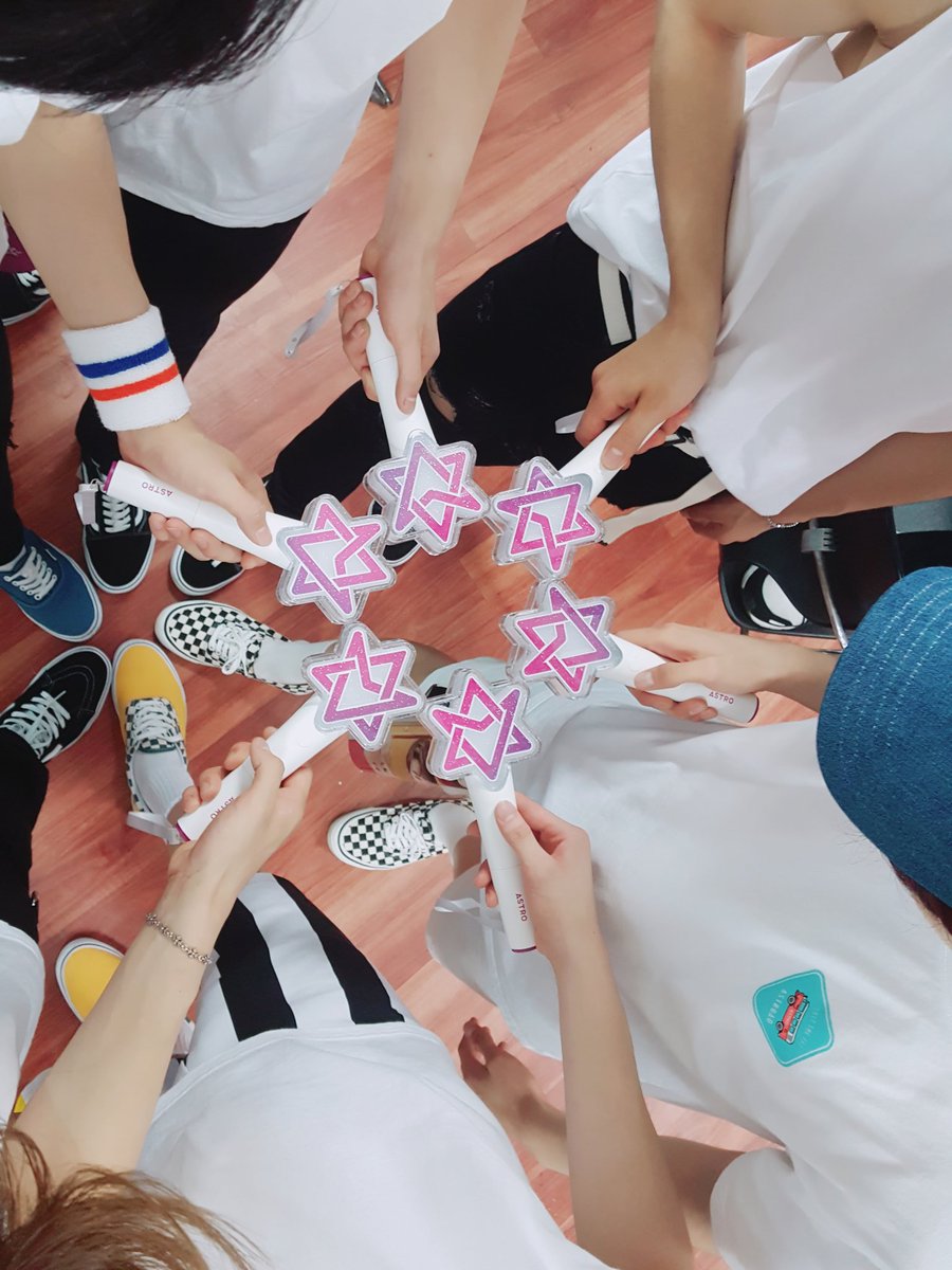 ASTROXAROHA22's tweet photo. Tada!! ASTRO lightstick name reveal~It's~๐RoBongi๐ASTRO and AROHA so it's RoBongi Haha cute RoBongiโกโก
#ASTROAD #ThankYou #ForComing๐#ASTRO https://t.co/qWNyKpDazK