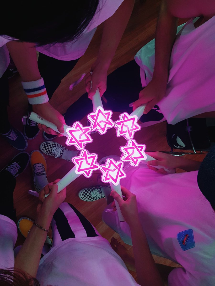 ASTROXAROHA22's tweet photo. Tada!! ASTRO lightstick name reveal~It's~๐RoBongi๐ASTRO and AROHA so it's RoBongi Haha cute RoBongiโกโก
#ASTROAD #ThankYou #ForComing๐#ASTRO https://t.co/qWNyKpDazK