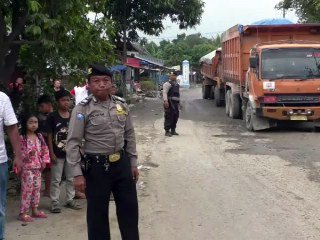 MetroDaily2000's tweet photo. Puluhan Warga Hadang Truk Galian C https://t.co/OpfcB9rnM0 https://t.co/dvkZpZYqqo