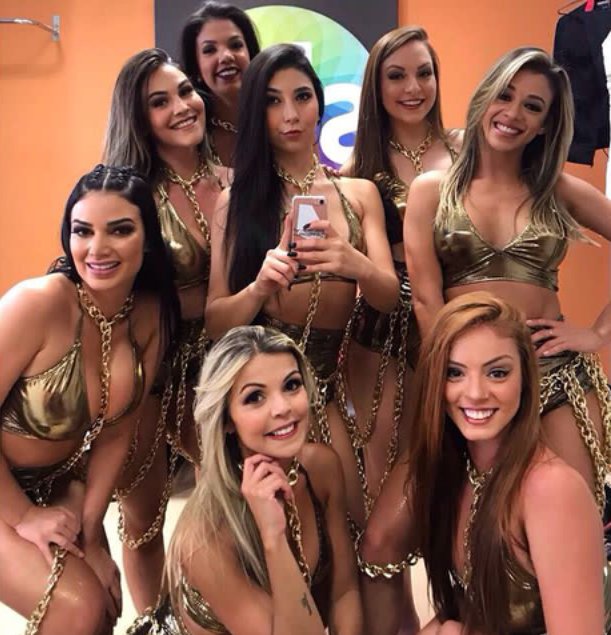 SBTMaquina's tweet photo. Esse click ficou por conta das meninas do ballet! Lindas, né? #DespedidaMaquinaDaFama https://t.co/GD6LnOEdHW