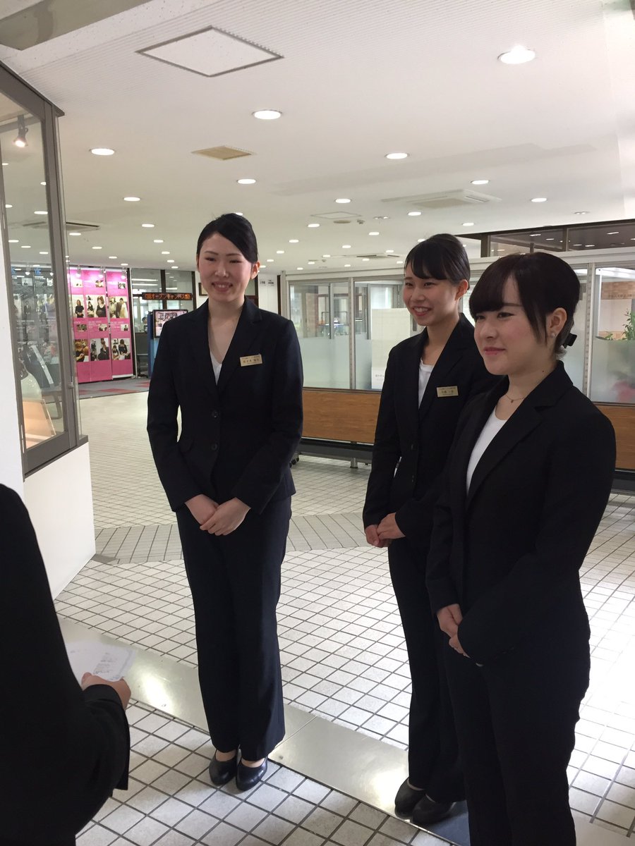 Yic京都ビューティ専門学校 ブライダル科 企業のお客様が来校の為 エレベーターのご案内やお出口までのご誘導のトレーニング Yic京都 ブライダル科 サービスマナー
