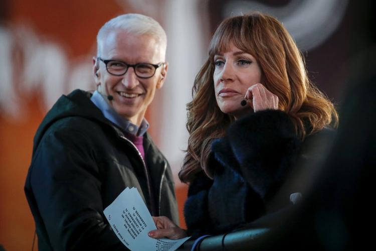 fairedelargents's tweet photo. Kathy Griffin says she ended her friendship with Anderson Cooper https://t.co/uJf942a7ho https://t.co/MnFaCKtxnO