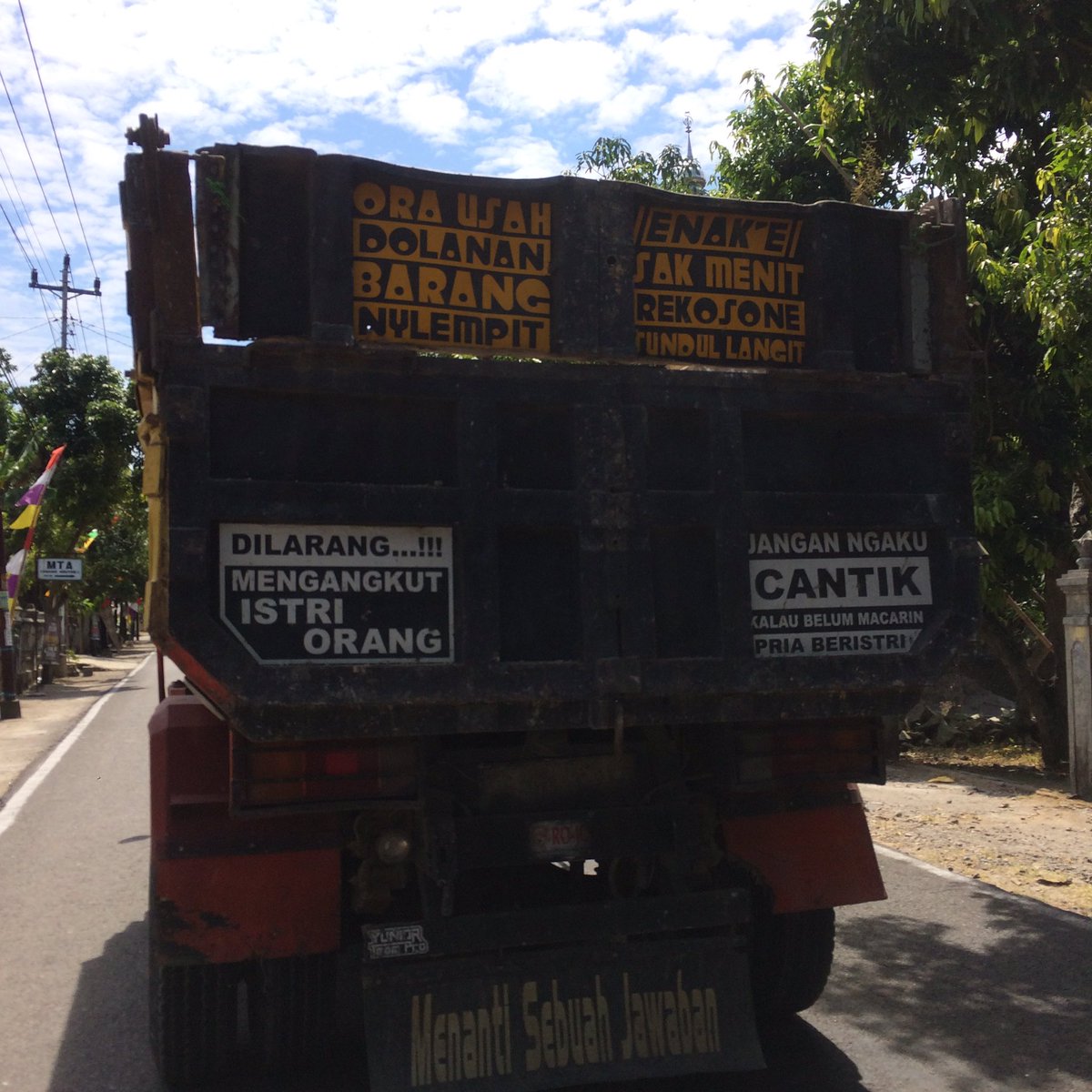 menemukan sebuwa truk yang plat aja ga ada tapi tulisannya sak mbuh...