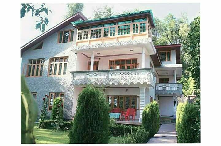 ZahidKhan___'s tweet photo. He left This royal family to become an agent #RipIdiots #FreeKashmir #GoIndiaGoBack @DanishL59535583 https://t.co/JTHwG2hynQ