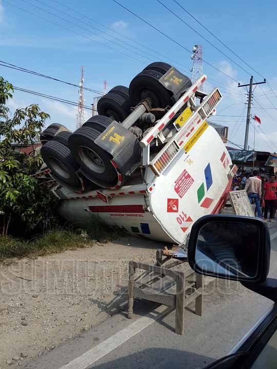 Truk Pertamina Pengangkut BBM Terbalik sumutpos.co/2017/08/29/tru…