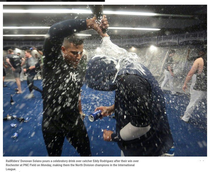 TeamDonovanS17's tweet photo. @DonovanSolano17 celebra con su equipo @swbrailriders 😎🍾 https://t.co/GRawZc7tJm