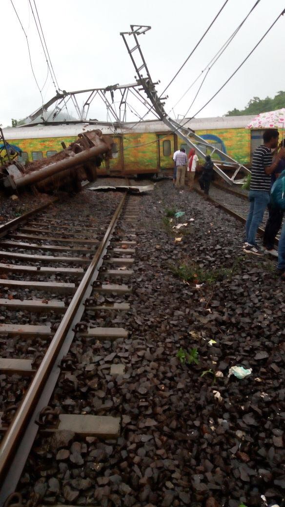 7 coaches of Nagpur Mumbai CSMT Duronto train (12290) derails between ...
