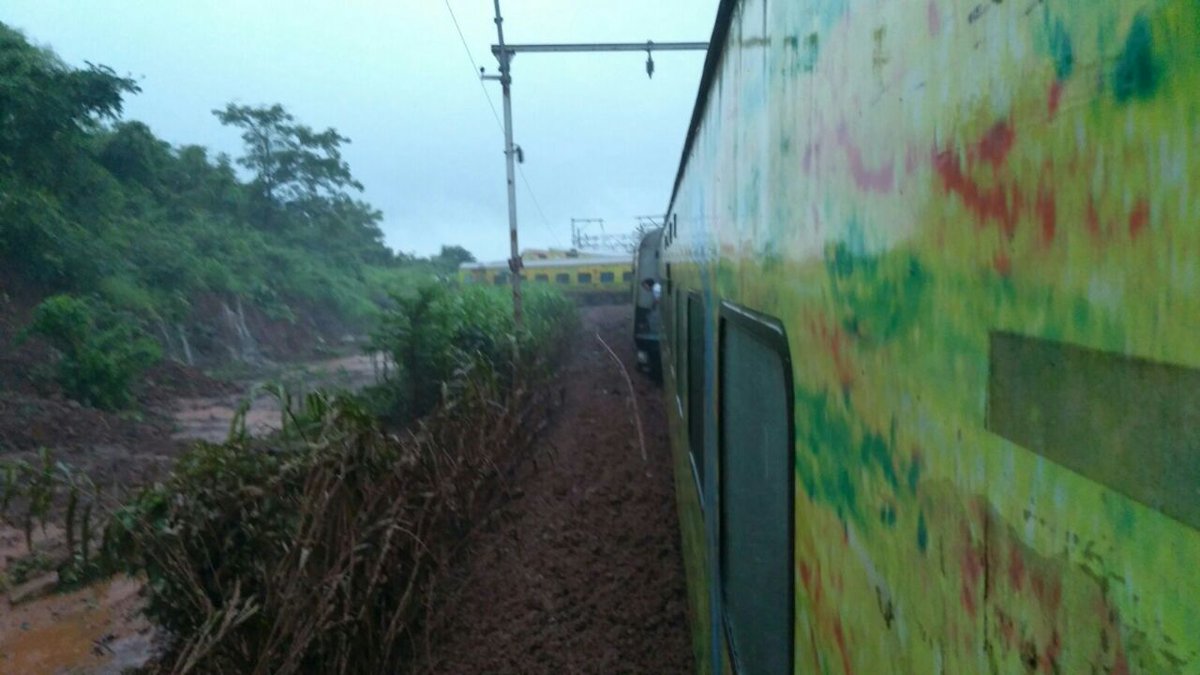 7 coaches of Nagpur Mumbai CSMT Duronto train (12290) derails between ...