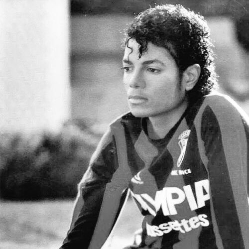 Happy birthday michael jackson. he is probably the first celebrity i \"obsessed\" over lmao. 