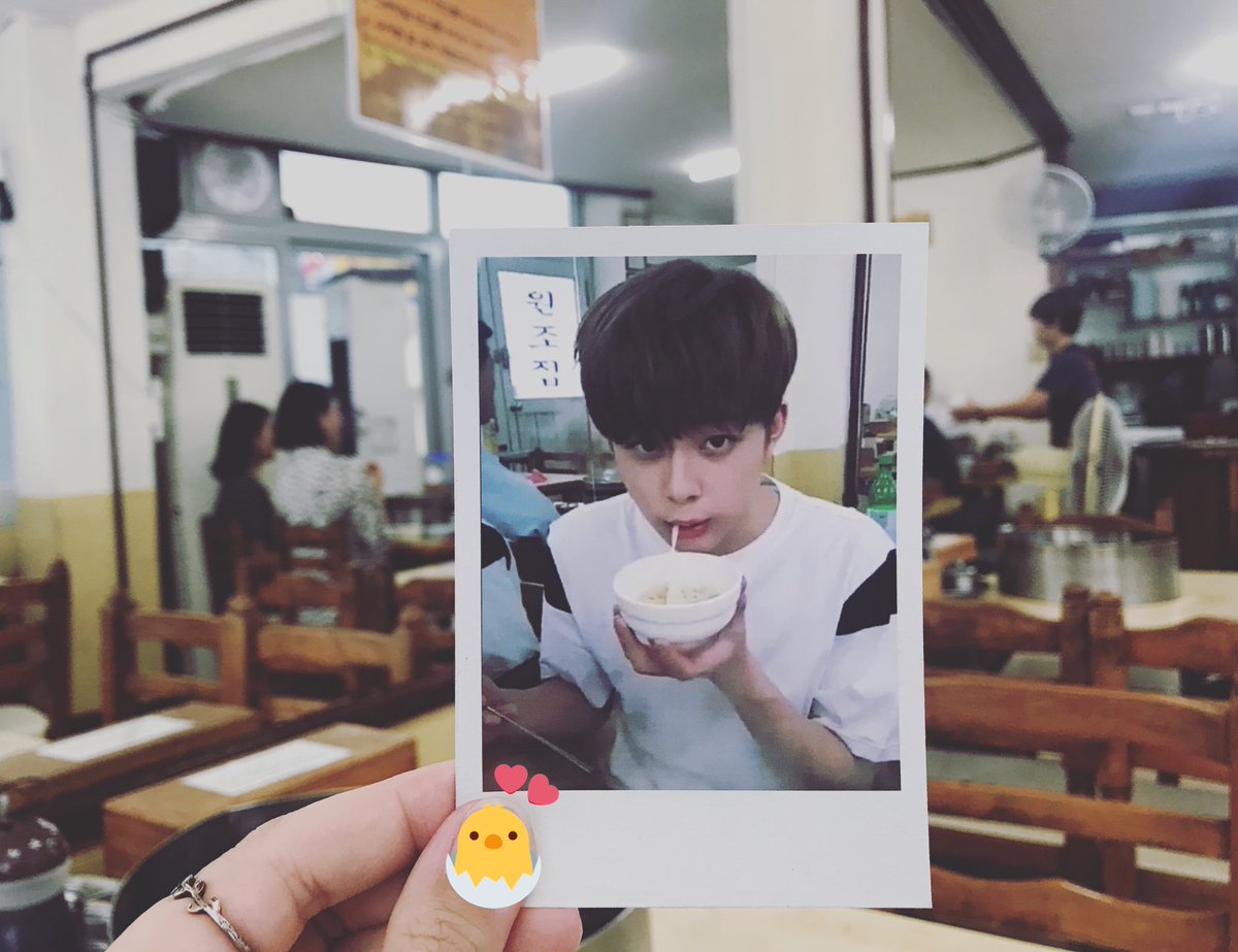 kimoas's tweet photo. 원조집 | 닭한마리칼국수 💛

ตอนถ่ายรูป อาจุมม่าเดินมาถามว่าถ่ายอะไร พอเห็นรูปก็ อ๋อ มาเพราะเด็กคนนี้หรอ ที่นั่งเค้าอยู่ตรงนี้นะ ฮือ น่ารักกกก https://t.co/YjB3b4AU8R
